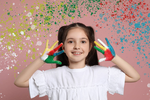 Schattig kind met kleurrijke handen na schilderij tegen patroon achtergrond - Foto, afbeelding