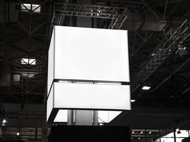 Mintája fel. Beltéri reklám a vásár, a rendezvény, a nyilvános információs fórumon lógó üres fehér modell akár indítótárcsa. Kocka, négyzetes, box 360 fok. - Fotó, kép