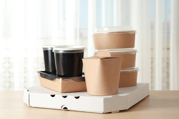 Various takeout containers on table. Food delivery service - Foto, Imagem