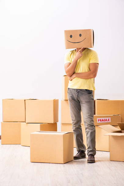 Ευτυχισμένος άντρας με κουτί αντί για κεφάλι.  - Φωτογραφία, εικόνα