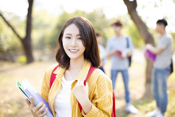 retrato de estudiante asiática universitaria en el campus
 - Foto, imagen