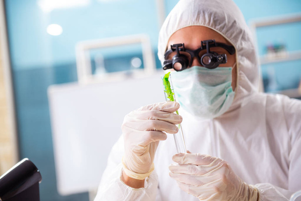 Hombre biotecnológico científico químico que trabaja en el laboratorio
 - Foto, imagen