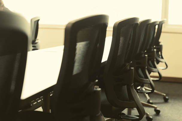 Τραπέζι και καρέκλες στο άδειο Επιχειρηματικό Συνέδριο εσωτερικό δωματίου. - Φωτογραφία, εικόνα