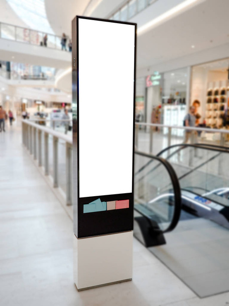 Digital media blank white modern panel, signboard for advertisement design in a shopping center, gallery. Burla, burla, burla.
 - Foto, Imagen