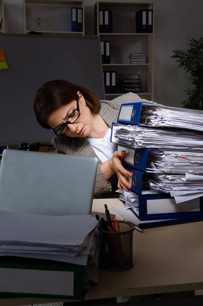 Mitarbeiterinnen leiden unter exzessiver Arbeit    - Foto, Bild