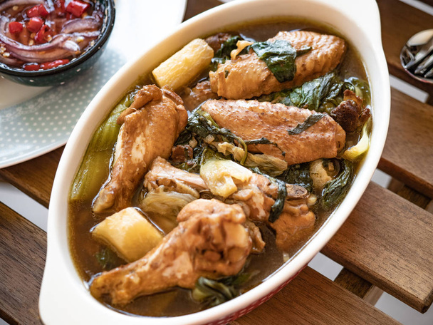 Estofado Tom Jab Chai en chino, Mezcla de sopa de verduras, tofu, cocina tailandesa famosa con alas de pollo
. - Foto, Imagen
