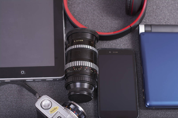 винтажная фотокамера рядом с ноутбуком планшет и смартфон
 - Фото, изображение