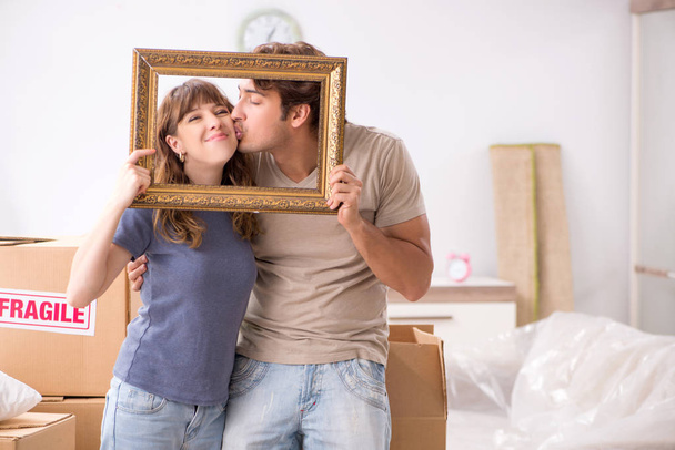 Junges Paar zieht in neue Wohnung - Foto, Bild