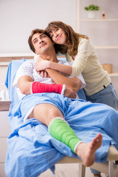 病院で負傷した夫の世話をする愛する妻  - 写真・画像