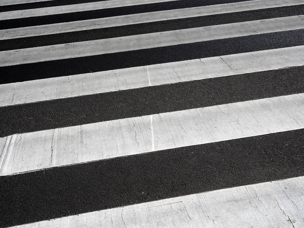 Detail des Zebrastreifens in der Stadt, schwarz-weiß, Zebrastreifen mit niemandem. - Foto, Bild