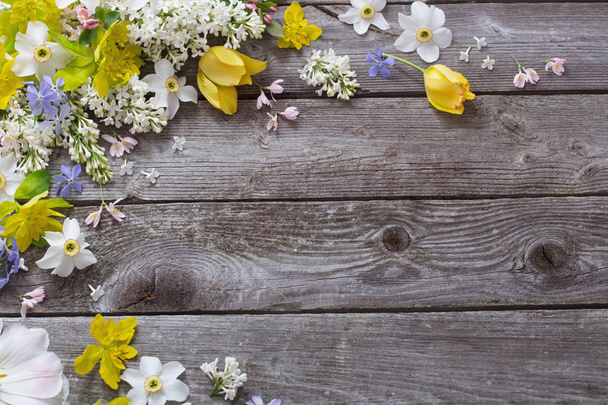 Frühlingsblumen auf Holzgrund - Foto, Bild