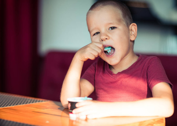 Portrait of a boy eating ice cream  - Фото, зображення