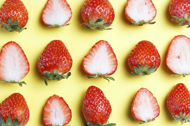 Muster von Erdbeeren isoliert auf gelbem Hintergrund, kreativer Hintergrund - Foto, Bild