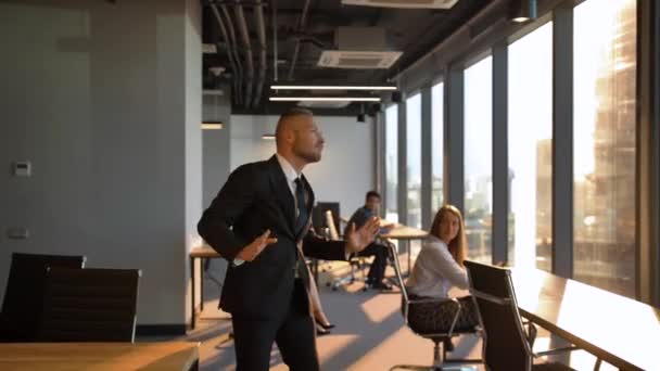 Boss crazy dance by window in the office during sunset - Séquence, vidéo