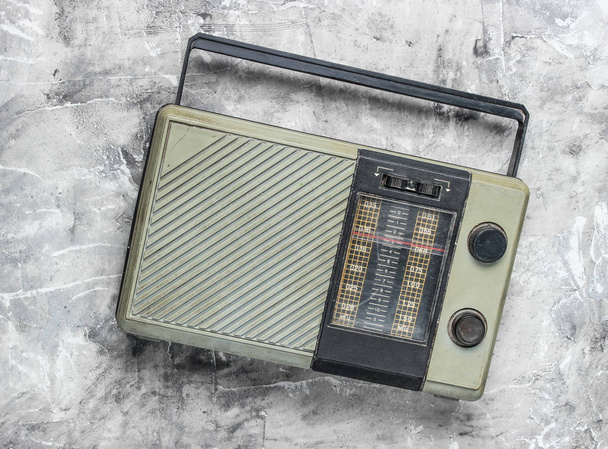 Retro-alter Radioempfänger auf grauem Betongrund. Ansicht von oben. veraltete Technologie - Foto, Bild