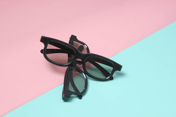 Dva páry 3d brýlí na růžovém pozadí modré pastelové. Pohled shora. Minimalis - Fotografie, Obrázek
