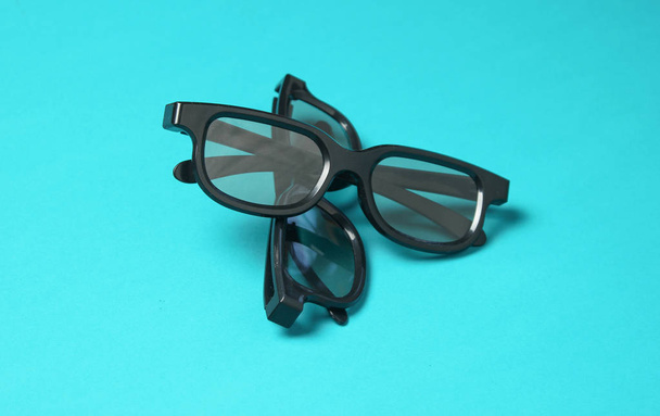 zwei Paar 3D-Brillen auf blauem Hintergrund. Ansicht von oben. Minimalis - Foto, Bild