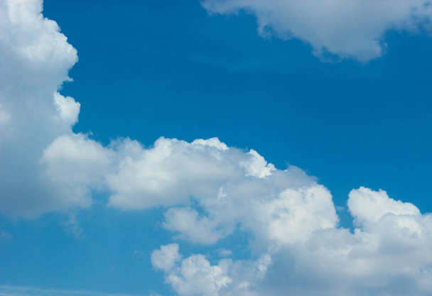 白い雲と青い空。昼間の空。空の背景 - 写真・画像