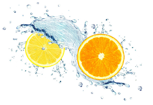 πορτοκάλι και το λεμόνι με το νερό πιτσιλιά απομονωθεί σε λευκό - Φωτογραφία, εικόνα