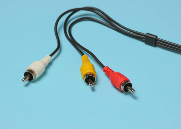 RCA кабель на синій backgroun - Фото, зображення