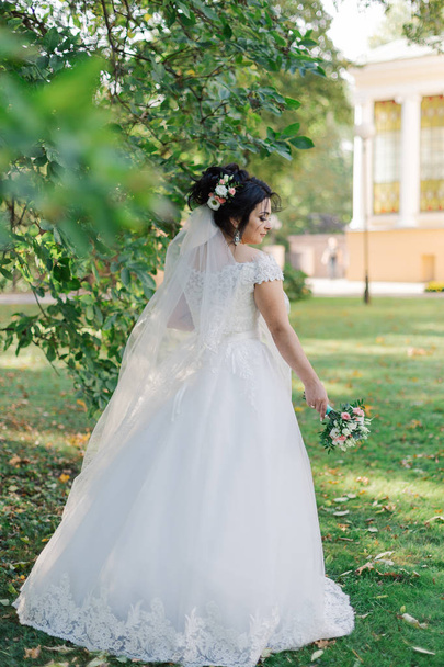 豪華なドレスとブーケの美しい花嫁. - 写真・画像