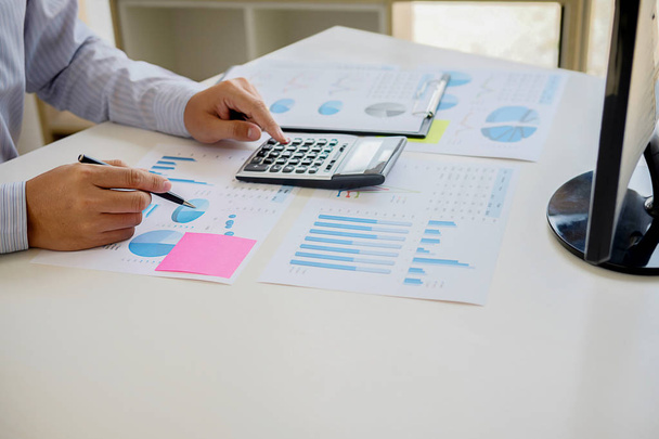 進捗状況を示す財務諸表を分析するビジネスアドバイザー内部収益サービスチェック文書。監査の概念 - 写真・画像