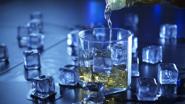 Versare bevande alcoliche in vetro con cubetti di ghiaccio
. - Foto, immagini