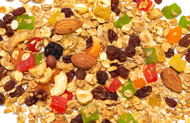 Granola, aamiaisruokalaji, joka sisältää kauraa, pähkinöitä ja hunajaa, paistetaan rapeaksi. Valkoisella pohjalla
. - Valokuva, kuva