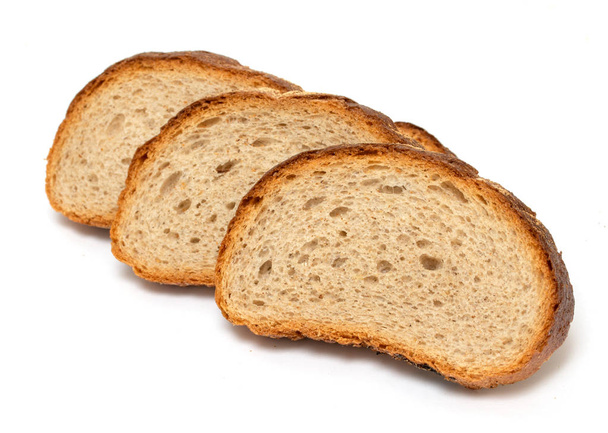 Brot in Scheiben auf isoliertem weißen Hintergrund. Fotostudio. - Foto, Bild