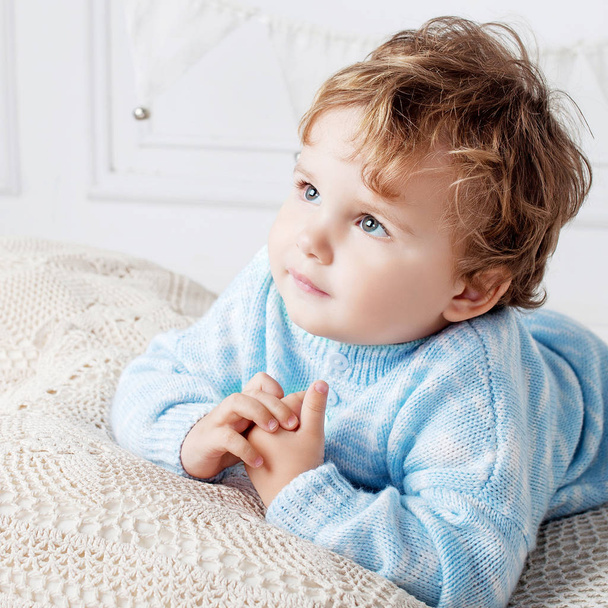 Portrait of happy adorable baby boy on the bed in his room. Copy - Foto, Bild