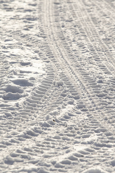piste sur la neige des roues de la voiture
 - Photo, image