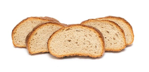 Brot in Scheiben auf isoliertem weißen Hintergrund. Fotostudio. - Foto, Bild