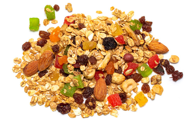 Granola, aamiaisruokalaji, joka sisältää kauraa, pähkinöitä ja hunajaa, paistetaan rapeaksi. Valkoisella pohjalla
. - Valokuva, kuva