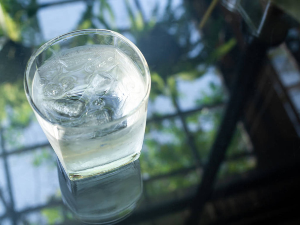ein Glas kaltes Trinkwasser mit Eis - Foto, Bild