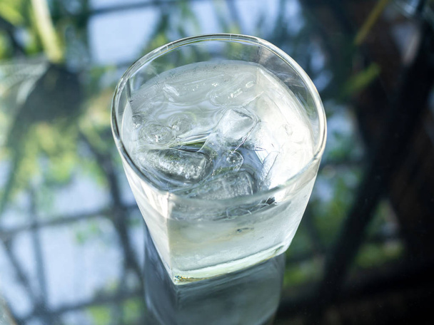 Un vaso de agua fría con hielo
 - Foto, Imagen