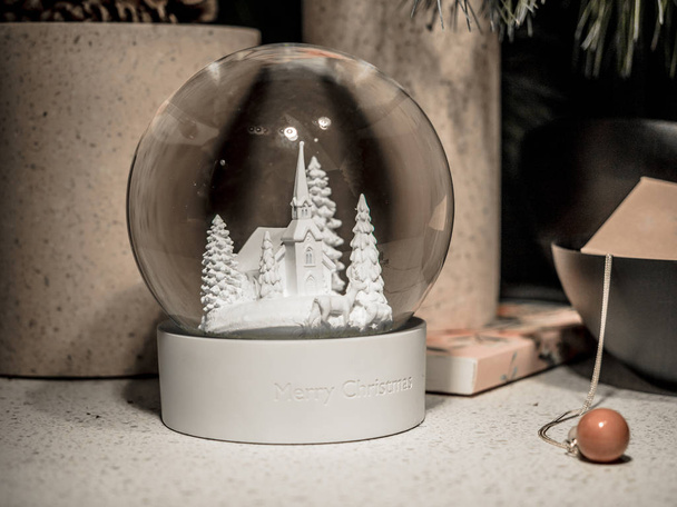 Kar küre silik Noel yeni yıl kış beyaz masada kış hediyesi, Noel için modern kavram. - Fotoğraf, Görsel