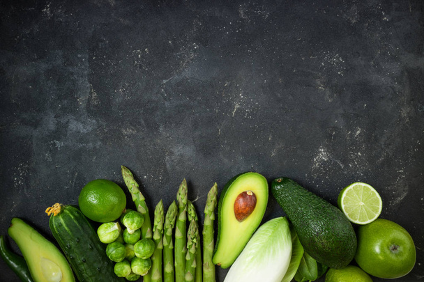 Сырая здоровая пища чистая еда зеленые овощи спаржа, авокад
 - Фото, изображение