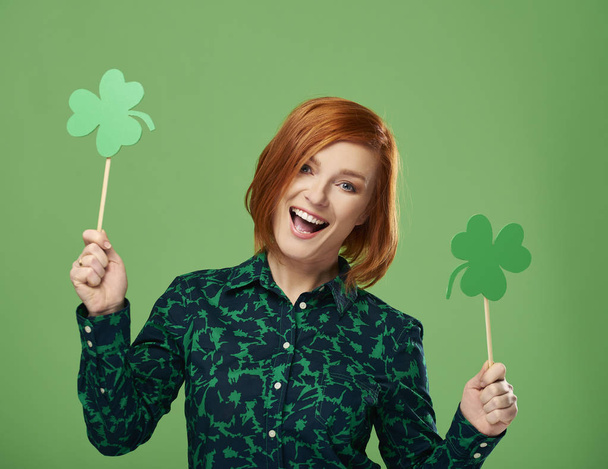 Portrait of screaming woman holding clover shaped banner - Photo, Image