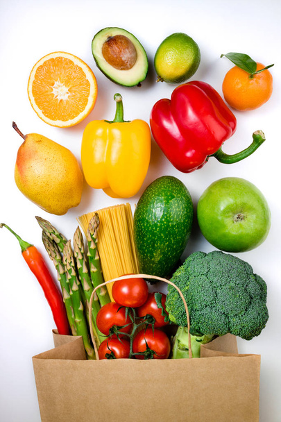 Egészséges élelmiszer-háttér. Egészséges étel, papír zsák gyümölcsök, hálók zöldség - Fotó, kép