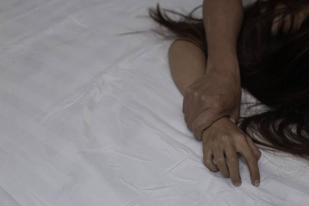 レイプや性的虐待のコンセプトの女性の手を握って男の手 - 写真・画像