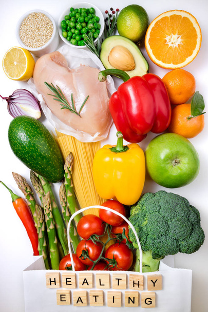 健康食品の背景。健康食品用紙袋肉、果物します。, - 写真・画像