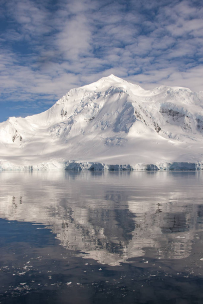 Küste der antarktischen Halbinsel während der antarktischen Sommersaison - Foto, Bild
