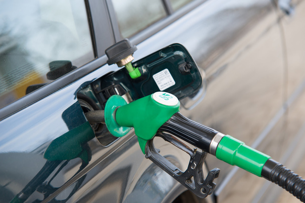 Rifornimento di carburante per auto sul distributore di benzina
 - Foto, immagini