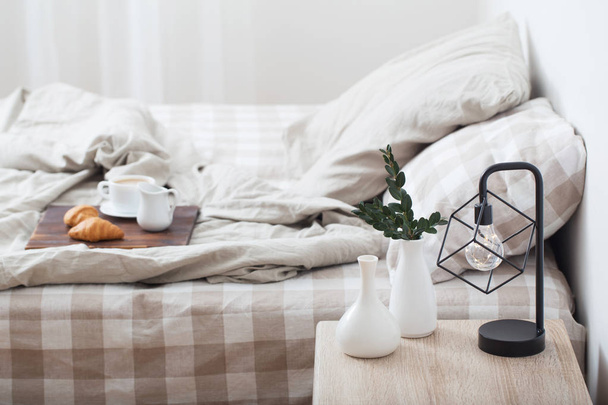 vasi bianchi e lampada in camera da letto interna
 - Foto, immagini
