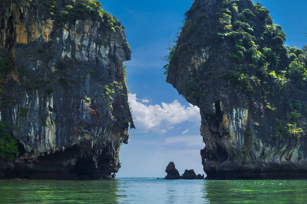 Bela vista para as rochas no mar em Krabi, Tailândia
 - Foto, Imagem