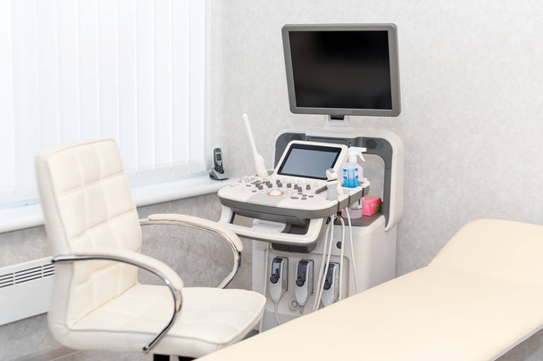 Interior de la sala de exploración con máquina de ultrasonografía en laboratorio hospitalario. Equipo médico moderno fondo. - Foto, imagen