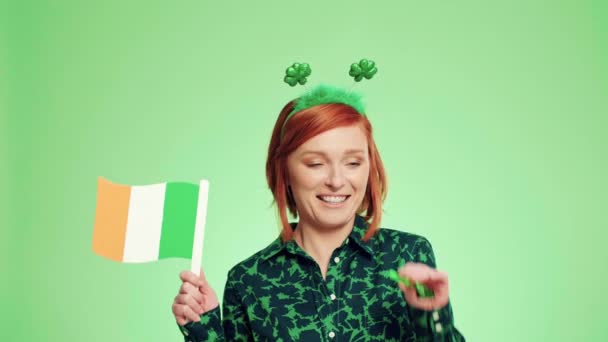 Vrouw met een partij hoorn blazer en een Ierse vlag - Video