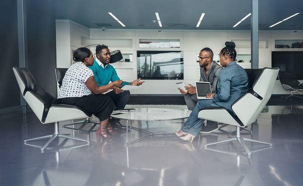 Team afrikanischer Geschäftsleute sitzt in einem Meeting - Foto, Bild