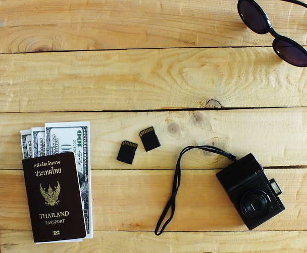 Utazó készíteni, mielőtt külföldre utazik. Készítsünk útlevelek, Bankjegyek, karórák, kompakt fényképezőgépek és memória kartotékok. - Fotó, kép