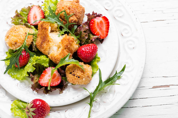 Salade met vlees en aardbeien - Foto, afbeelding